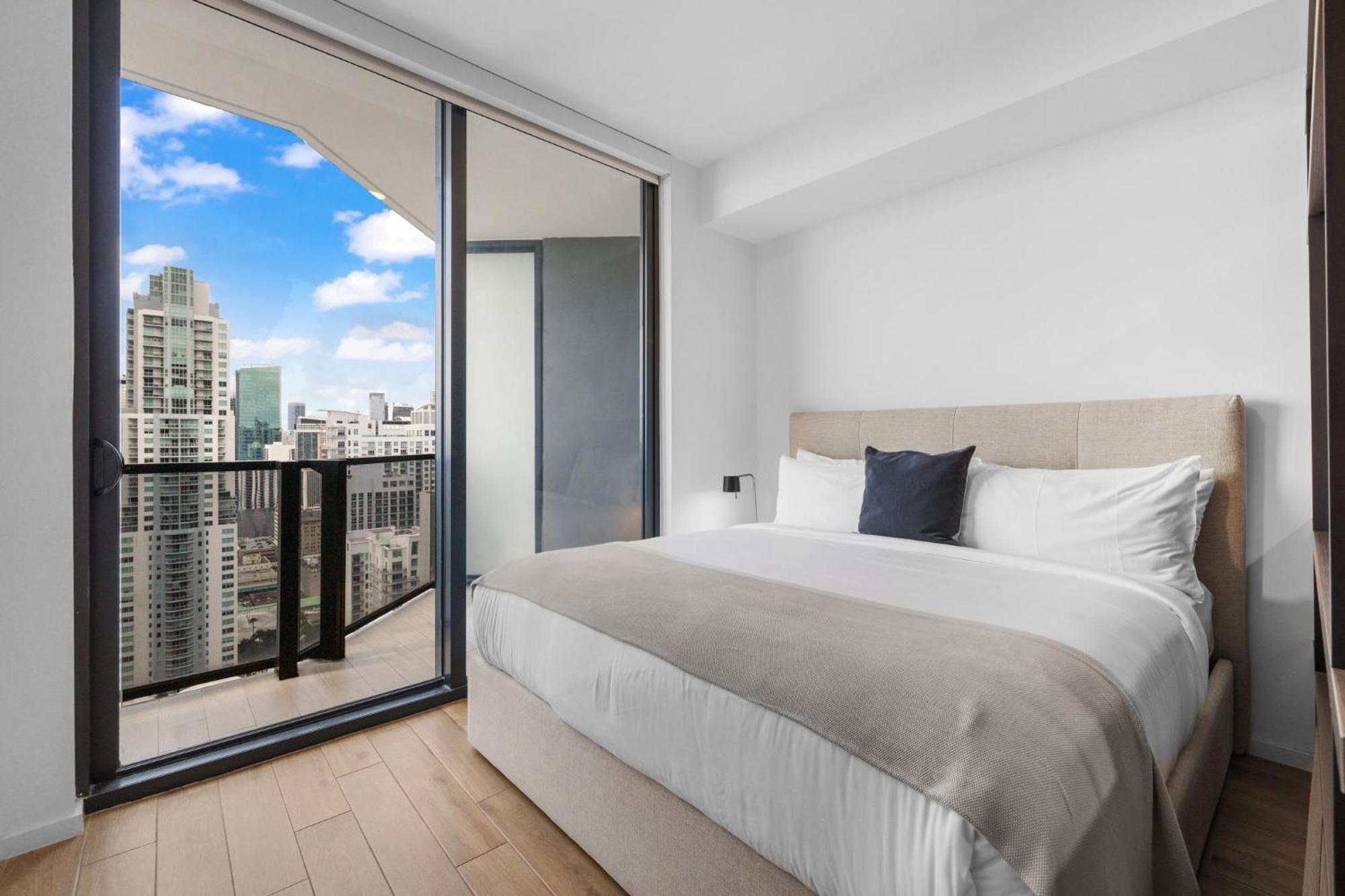 Mvr - A-list With Miami-s Sup3rhost Apartment *