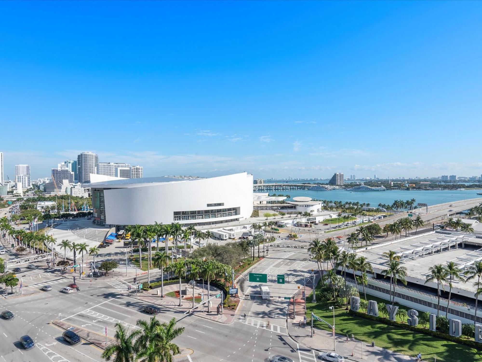 Mvr - A-list With Miami-s Sup3rhost Apartment